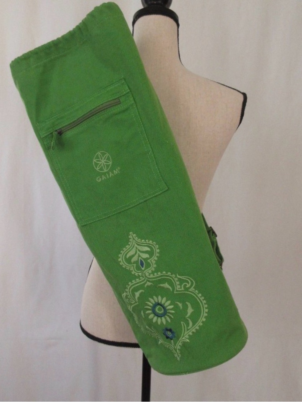 GAIAM Bright Green Yoga Mat Sling with Zipper Pocket and Printed Detail